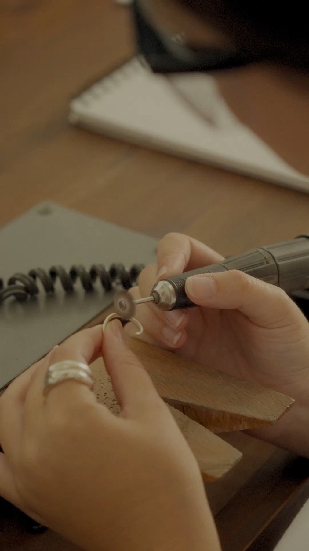 Polishing jewelry by hand